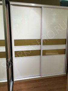 Шкаф купе с комбинированными дверями - ЛДСП и стекло ORACAL
