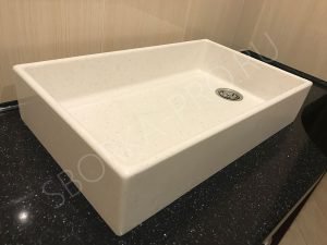 настольная белая раковина в ванну