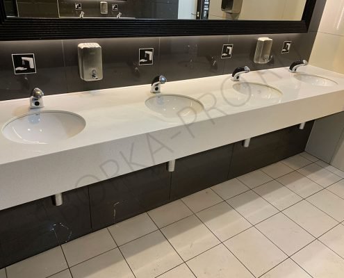 Столешница с умывальниками в общественном туалете