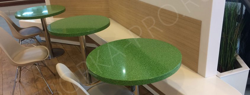 столы и перегородка из искусственного камня для клиентов