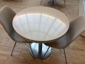 стол из искусственного камня для кафе