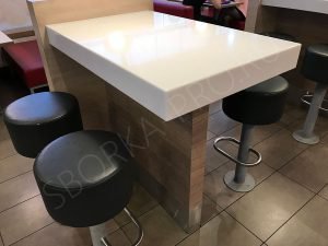 стол для посетителей ресторана KFC