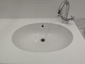 белая столешница в ванной