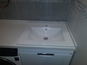 стиральная машина в ванной под столешницу