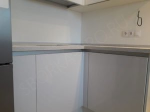 Белая кухня без ручек - профиль Gola