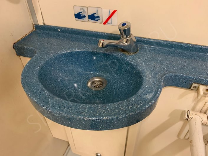раковина-столешница в туалете аэроэкспресса