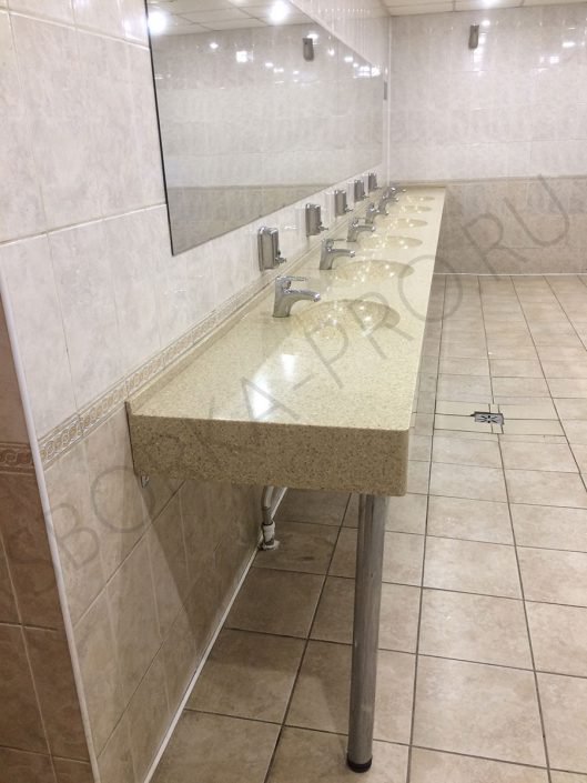 искусственный камень в общественном туалете